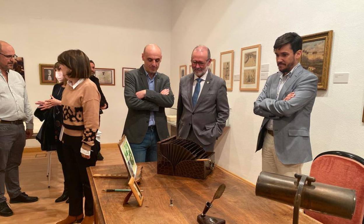 El alcalde de El Campello, Juanjo Berenguer, junto a la Rectora de la UA, Amparo Navarro, acompañados de bisnietos de Rafael Altamira durante la inauguración del espacio