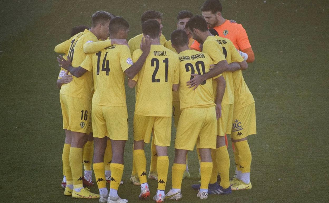 Los jugadores del Hércules se conjuran antes del inicio del partido en Olot. 