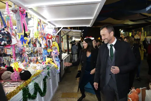 La noria preside el recinto del Paseo de la Estación donde se ha inaugurado la Feria de Navidad de Elche. 