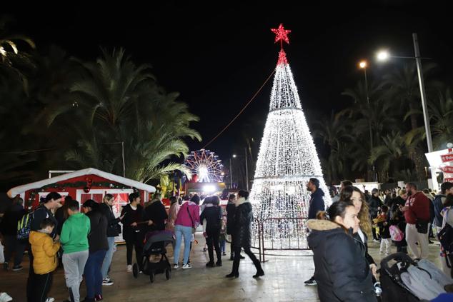 La noria preside el recinto del Paseo de la Estación donde se ha inaugurado la Feria de Navidad de Elche. 