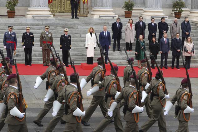 La presidenta del Congreso, Meritxell Batet, preside el desfile militar en conmemoración de la Constitución. 