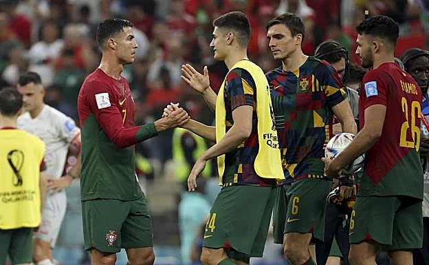 Cristiano se abraza con sus compañeros al término del encuentro.