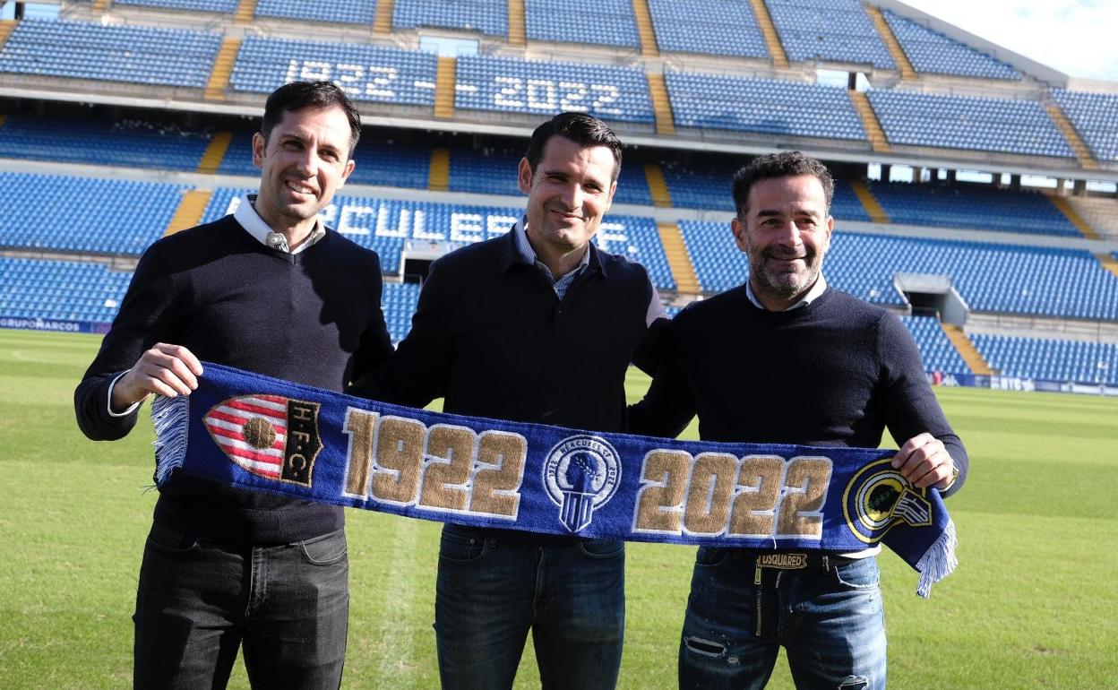 Lolo Escobar, en el centro de la imagen, y su hermano posan junto al director deportivo Paco Peña 