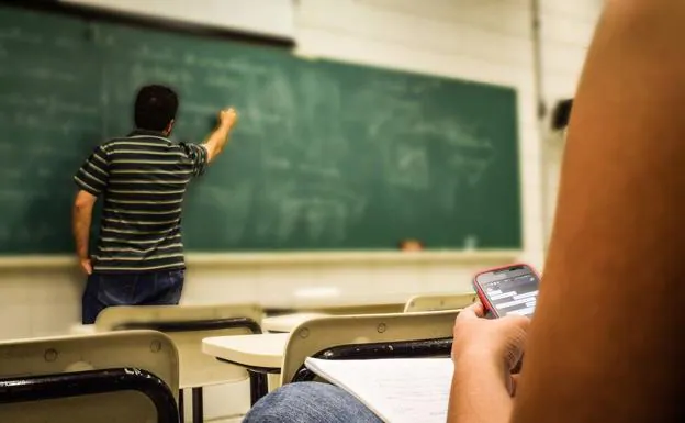 El visto bueno a los móviles en las aulas indigna a los padres