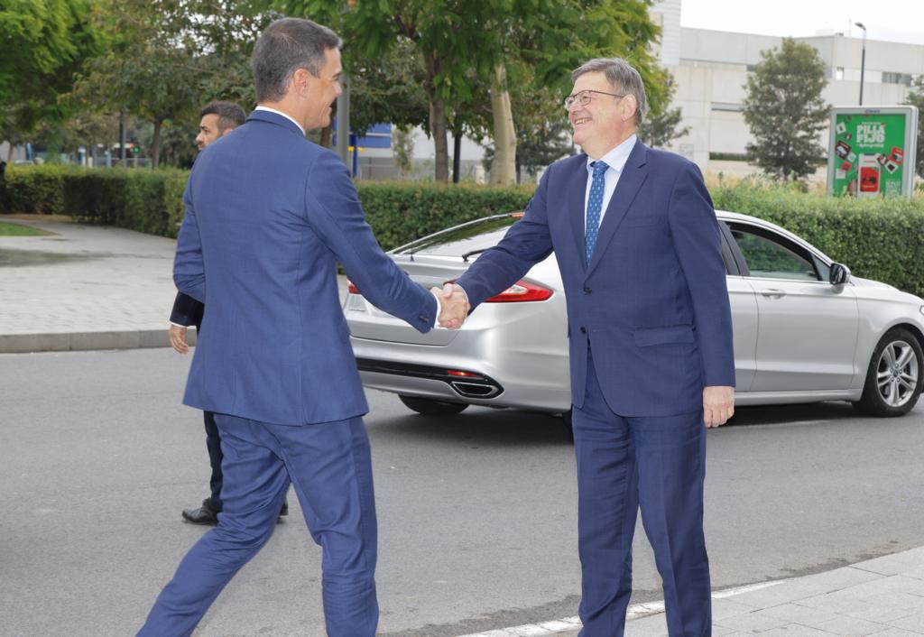 El presidente de la Comunidad Valenciana, Ximo Puig, y el alcalde de Alicante, Luis Barcala, han recibido a Pedro Sánchez en Casa Mediterráneo