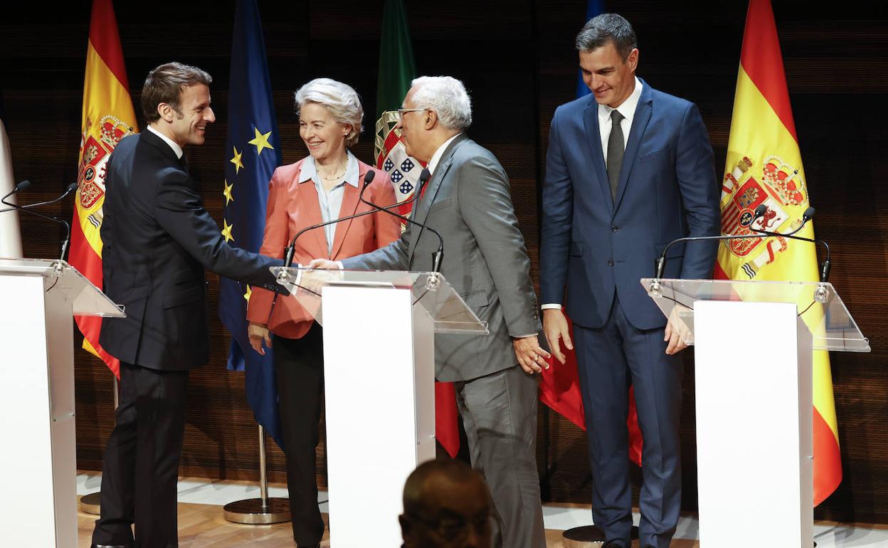 Pedro Sánchez, la presidenta de la Comisión Europea, el presidente de Francia y el primer ministro portugués en la Eurocumbre. 