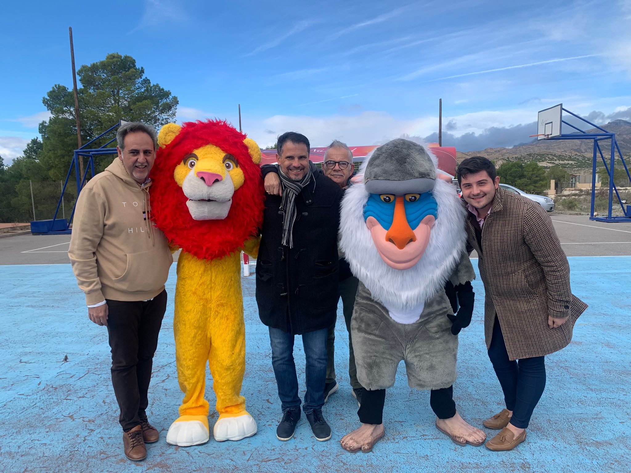 Durante la jornada participan mayores y niños disfrutando de la convivencia. 