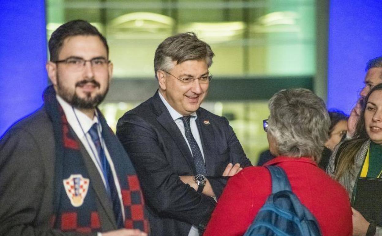 El presidente croata, Andrej Plenković, con su séquito vestido con la bufanda de su país. 