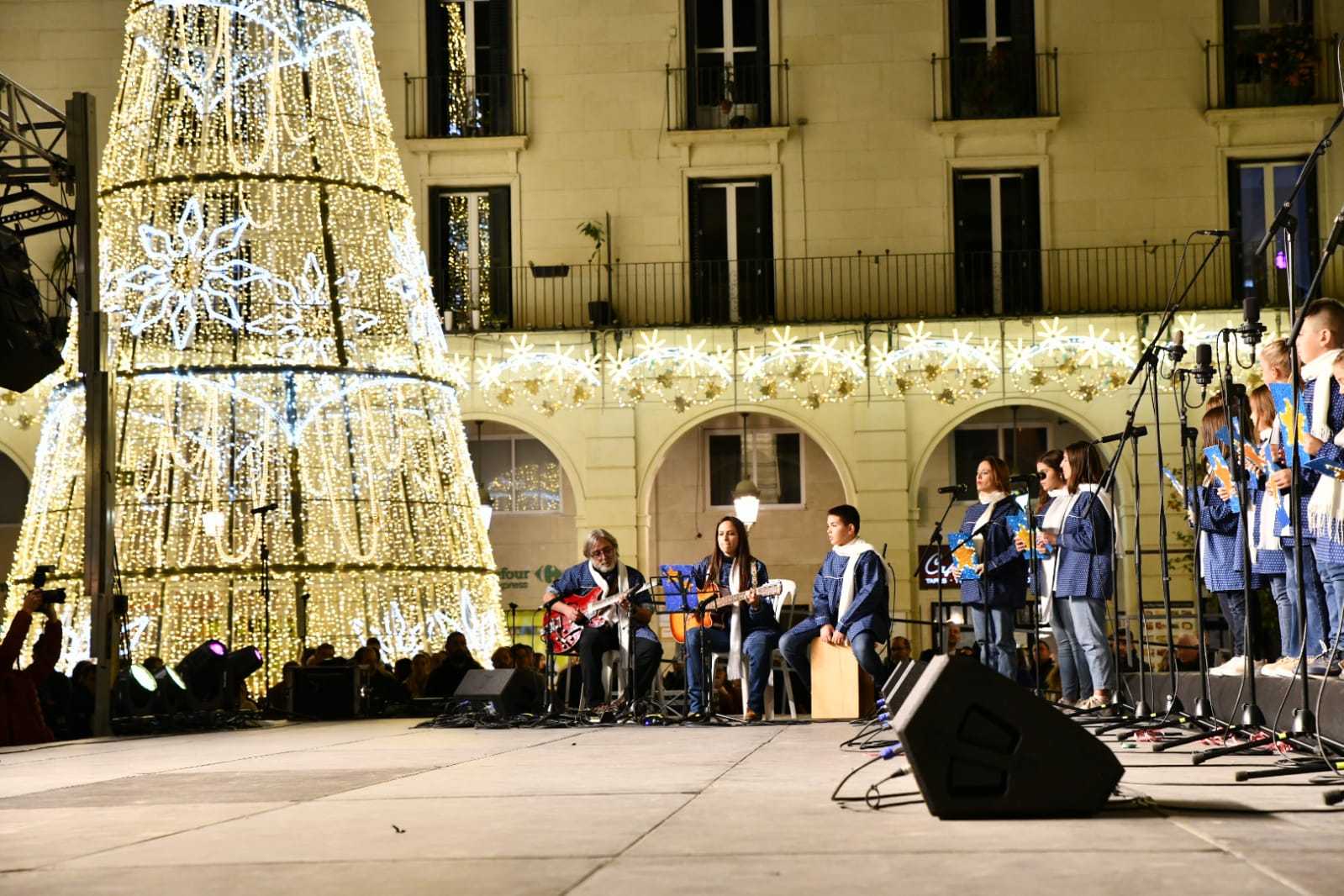 El concurso de villancicos se celebra este fin de semana en la plaza del Ayuntamiento. 