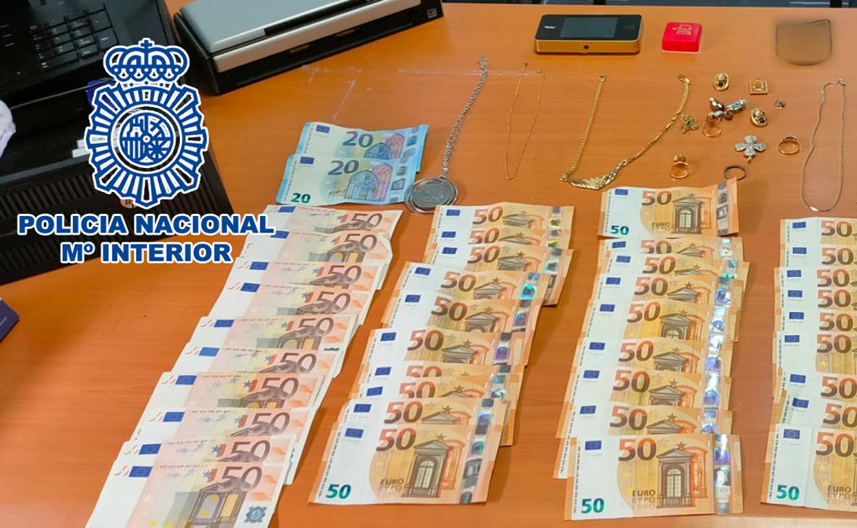Efectivo y joyas incautadas en la operación policital.