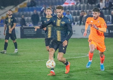 Imagen secundaria 1 - Los jugadores celebran en el vestuario la victoria, Miguel Marí controla un balón y Cristian Herrera festeja el  3-1. 