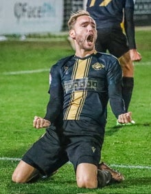 Imagen secundaria 2 - Los jugadores celebran en el vestuario la victoria, Miguel Marí controla un balón y Cristian Herrera festeja el  3-1. 