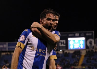 Imagen secundaria 1 - Álvaro Hernáiz trata de superar a varios rivales, Míchel celebra el empate y Escobar observa con atención el encuentro. 