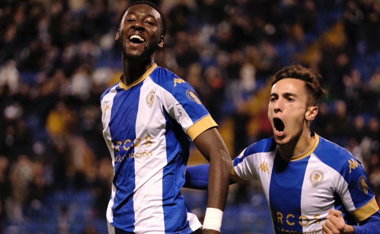 Jean Paul celebra el tercer tanto en compañía de Víctor Eimil. 