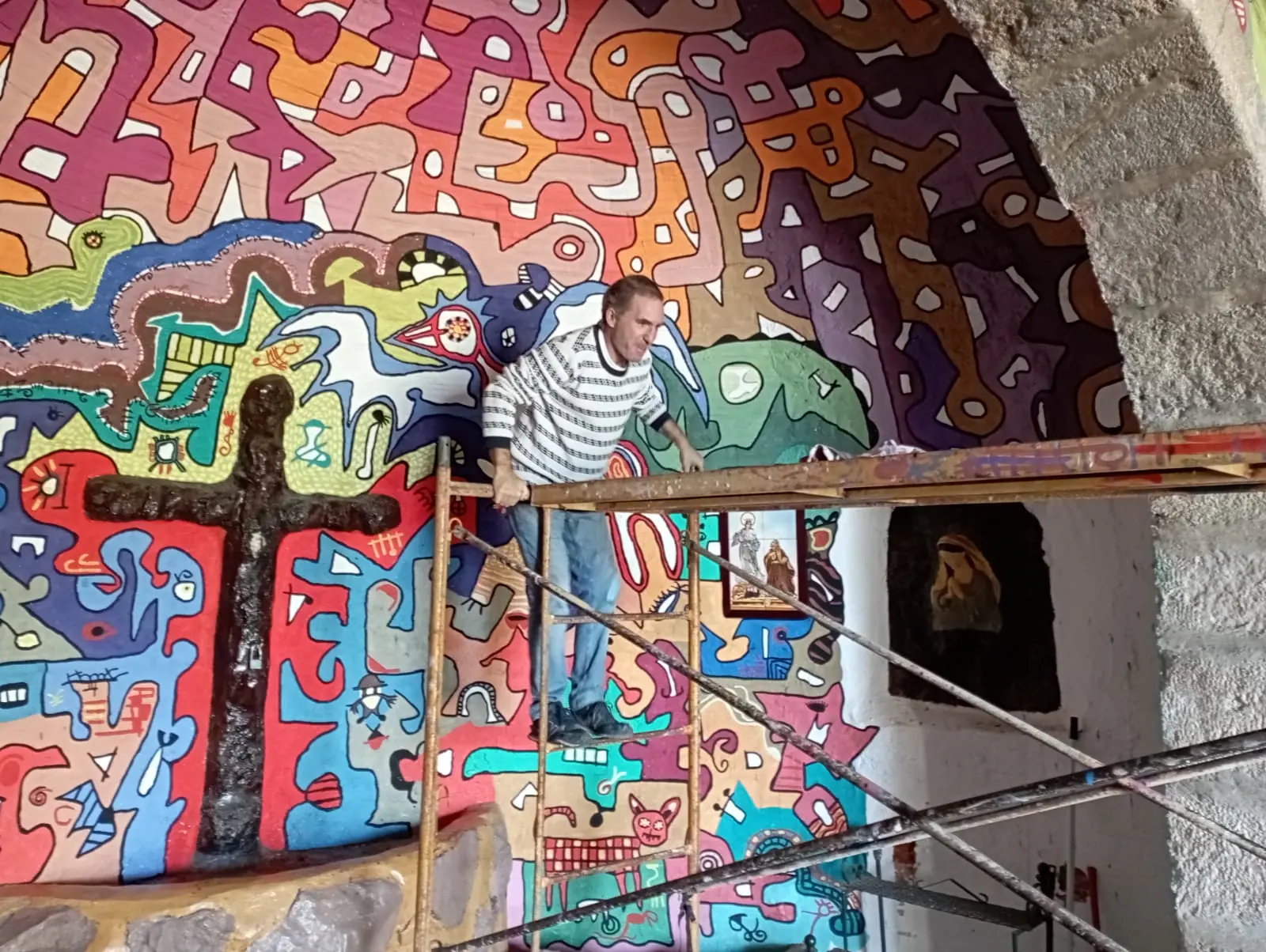 El pintor se hizo instalar un andamio para acceder más fácilmente el techo de la ermita
