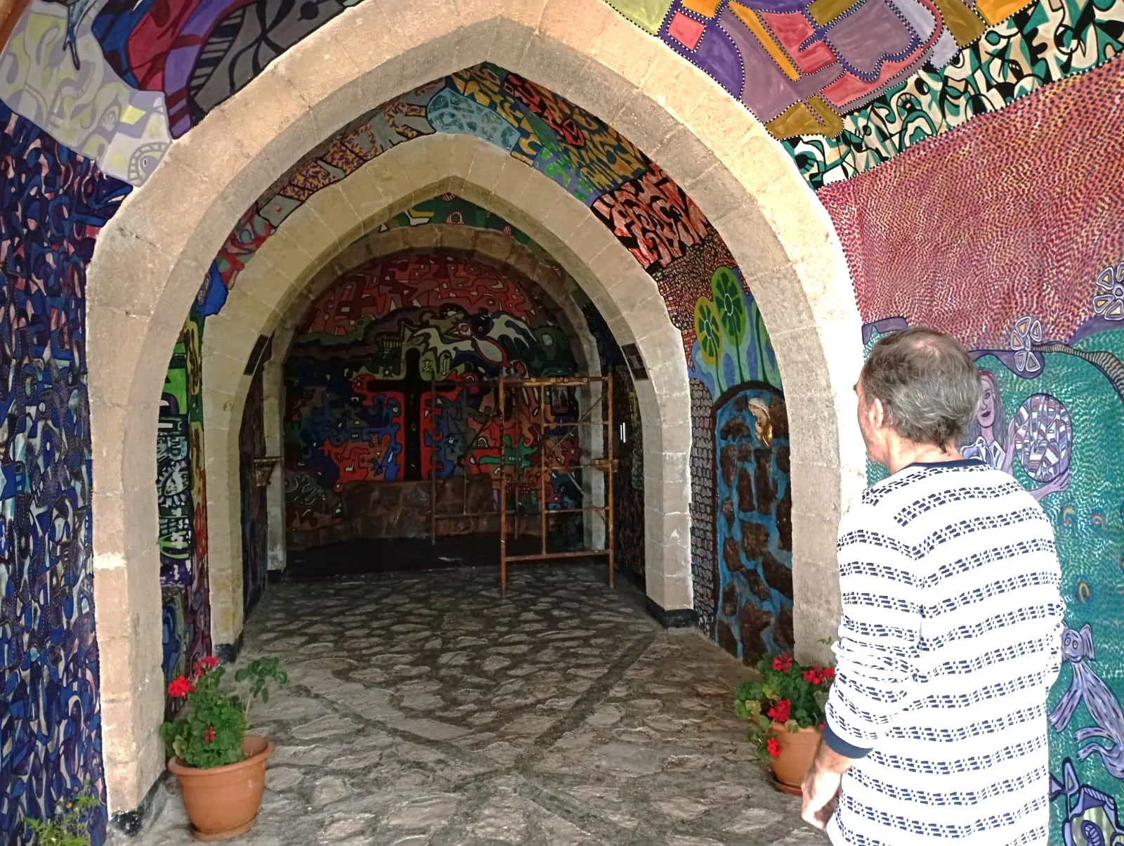 Jesús Cees contempla su obra pictórica en el interior de la ermita alcoyana