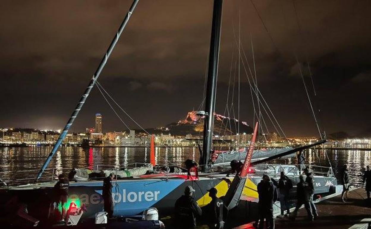 El IMOCA 'Seaexplorer' amarrado en el muelle 14 del Puerto de Alicante