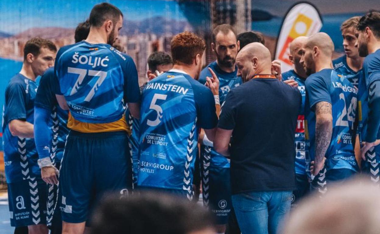 Fernando Latorre, junto a los jugadores del TM Benidorm, en un tiempo muerto 