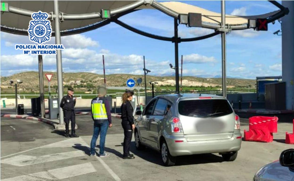 La Policía Nacional en la salida del parking del aeropuerto Alicante-Elche