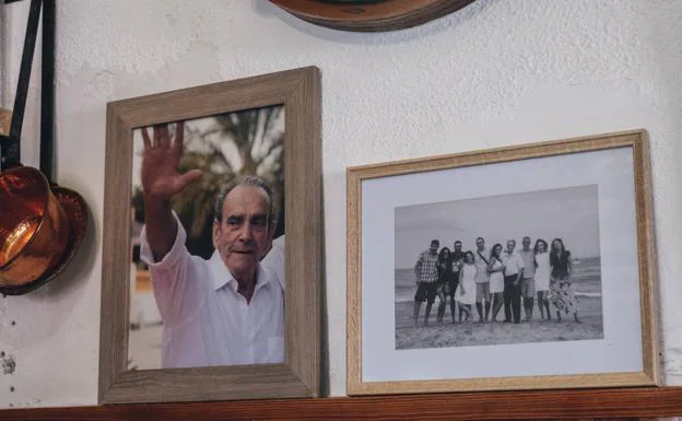 Foto de Eduardo Yanci, fundador junto con su esposa Alicia, y una foto familiar en una playa