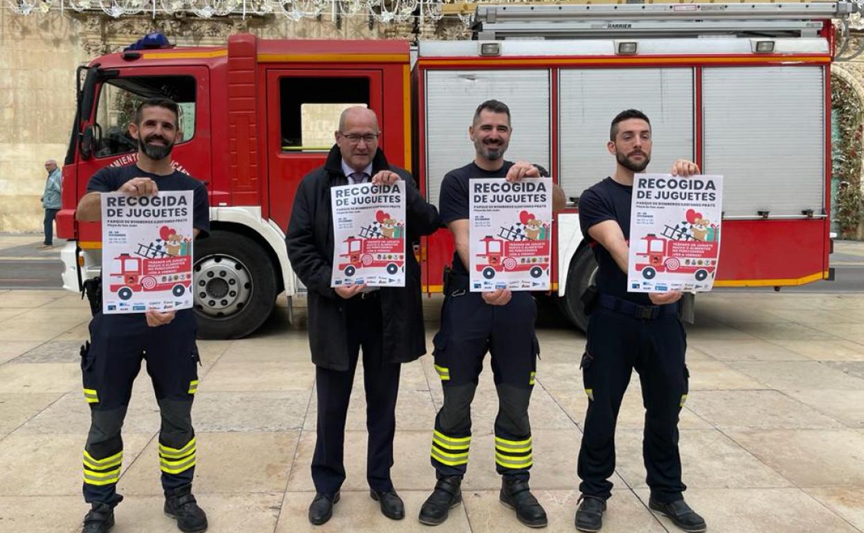 El concejal de Seguridad, José Ramón González, con los bomberos, en la presentación de las jornadas.