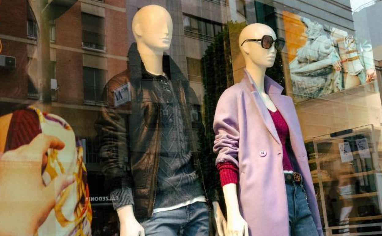 Escaparate de un comercio de ropa.