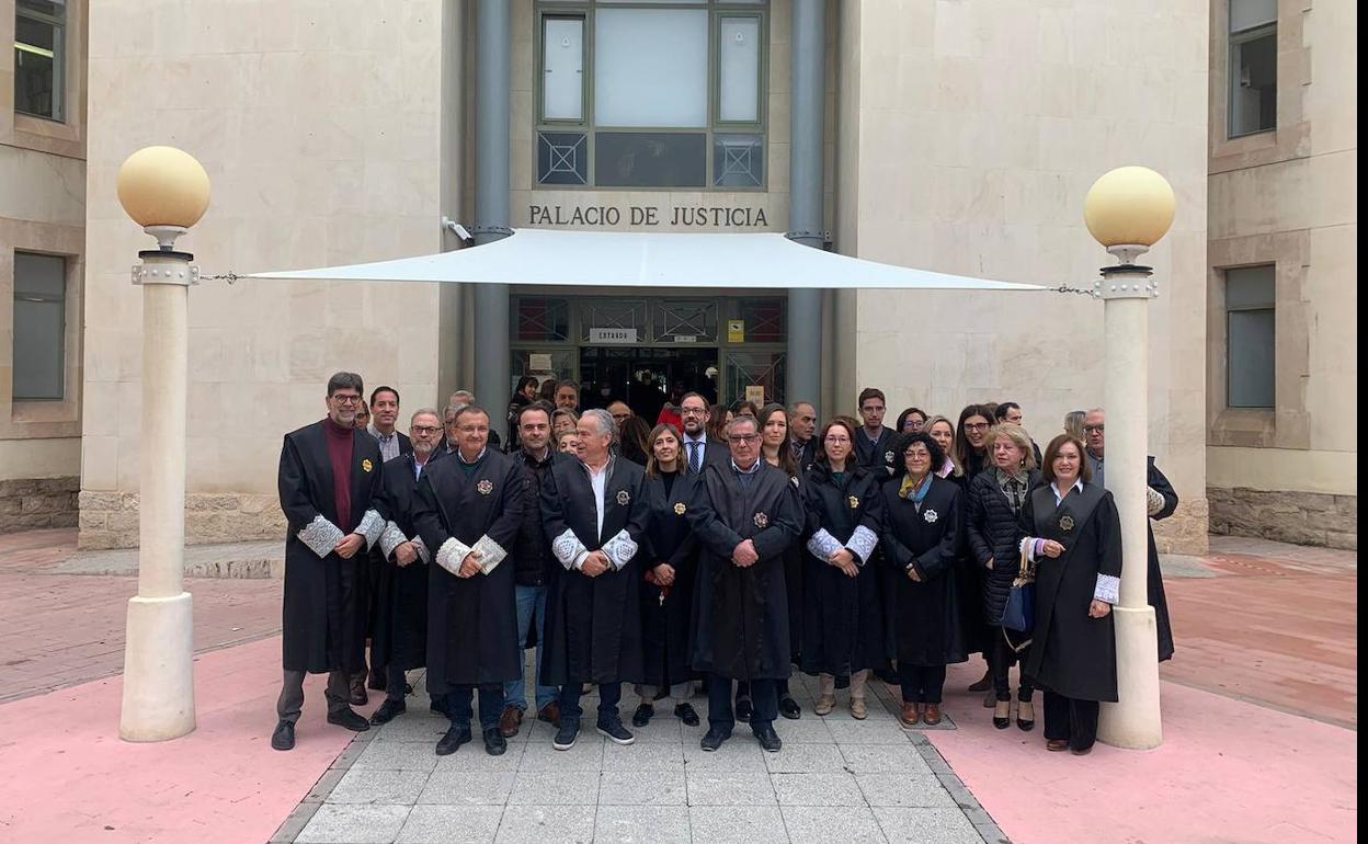 Los secretarios judiciales de Alicante, durante la concentración