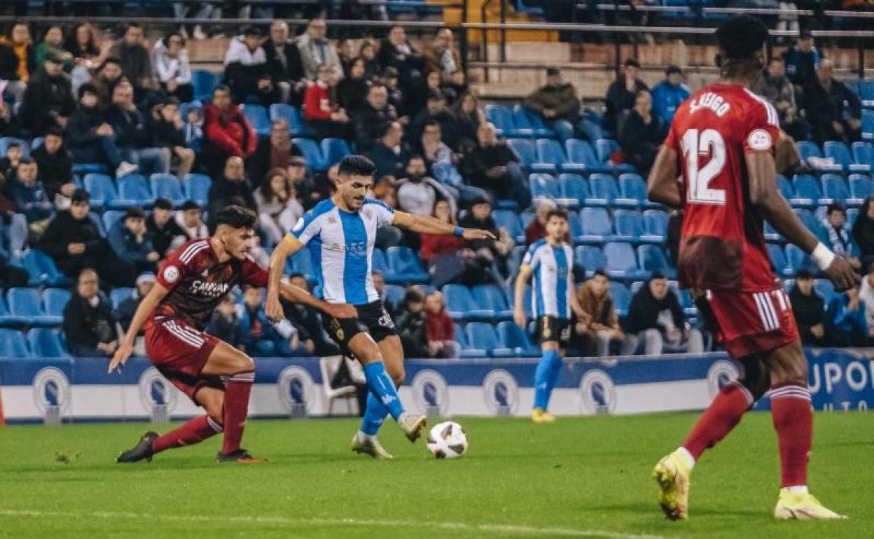 El italiano Sandro Toscano golpea el balón con el exterior ante el Deportivo Aragón 