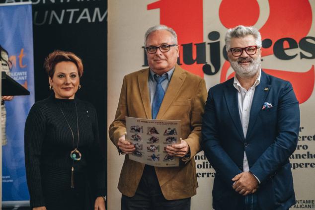 La edil María Conejero y el presidente de la Asociación de Comerciantes Corazón de Alicante, Vicente Armengol, entregaron el reconocimiento al nieto de María Andreu, fundadora de La cinta de oro