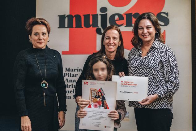 La periodista Pino Alberola y su hija Julia recogieron el reconocimiento en nombre de Pirula Arderius de manos de la edil María Conejero y la presidenta de la Asociación de Periodistas de Alicante, Rosalía Mayor