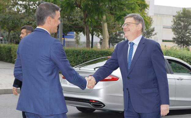 Pedro Sánchez y Ximo Puig se saludan en Alicante, durante la Cumbre Euromediterránea celebrada en Alicante. 