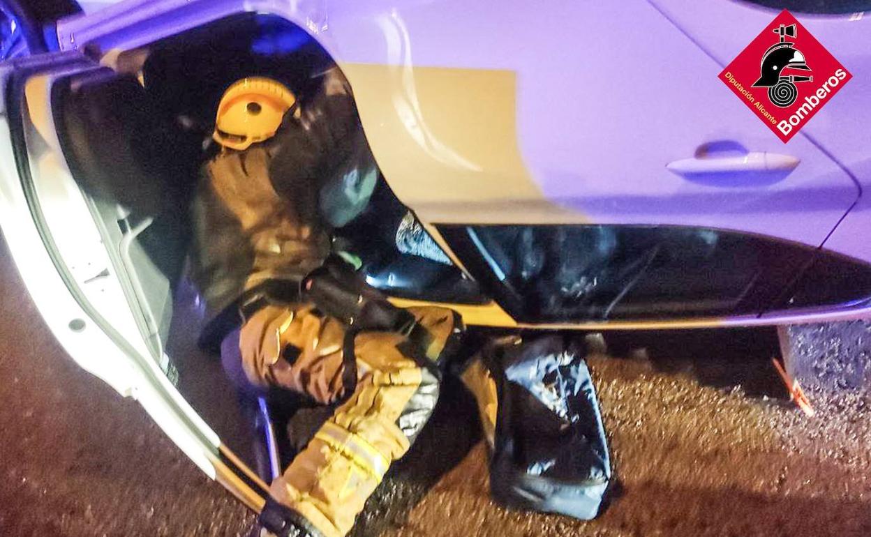 Un bombero durante el rescate del hombre de 73 años