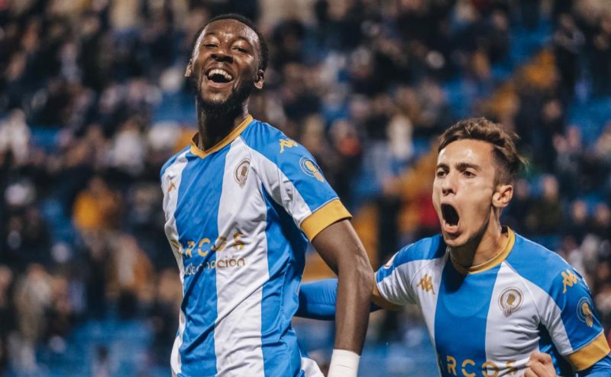 Un sonriente Jean Paul celebra su gol ante el Deportivo Aragón 