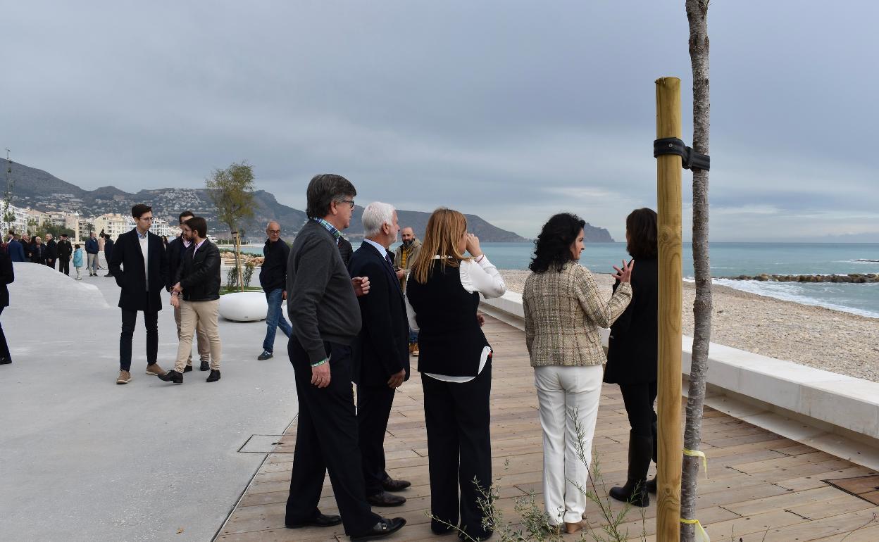 Imagen de las autoridades durante la inauguración del nuevo paseo alteano