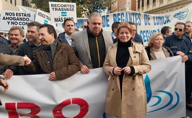 La vicepresidenta de la Diputación de Alicante, Ana Serna, en la protesta de Murcia.