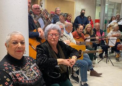 Imagen secundaria 1 - El Belén de la asociación de mayores de El Campello y varios momentos de las actuaciones musicales.