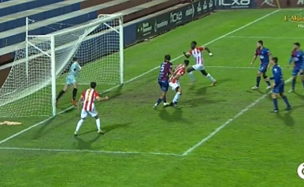 Gol fantasma tras el remate de cabeza de Dani Marín 