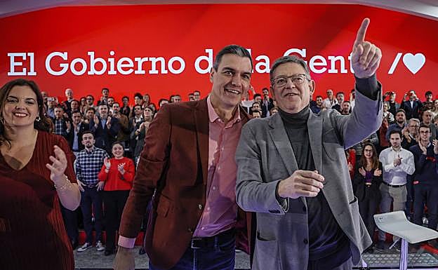 Gómez, Sánchez y Puig al final de su primer acto de precampaña en Valencia.