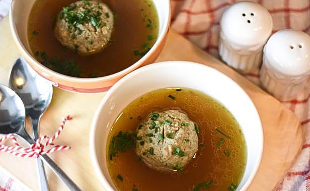 El caldo con pelota puede prepararse de muchas y es típico de Navidad en Alicante. 