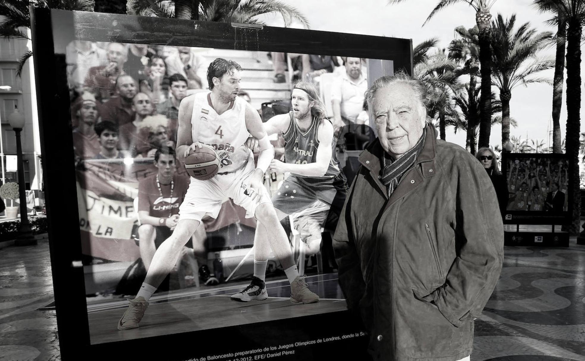 Pedro Ferrándiz junto a una fotografía de Pau Gasol en la Explanada