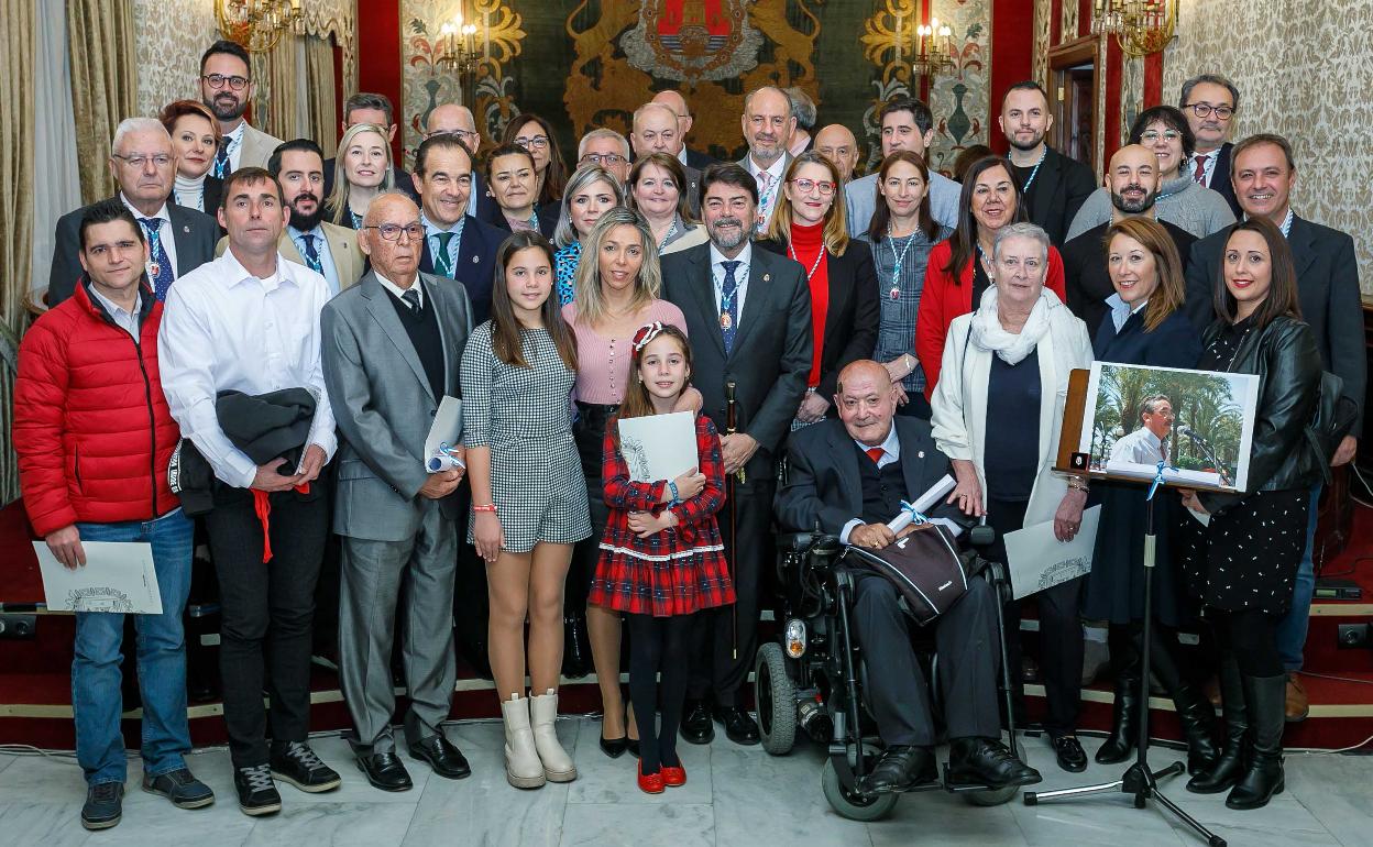 La Corporación con los homenajeados y sus familiares, tras el Pleno extraordinario. 