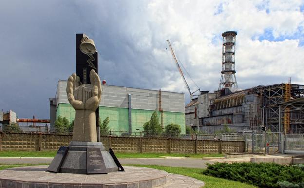 Monumento a las víctimas de Chernóbil frente a la planta de energía nuclear.