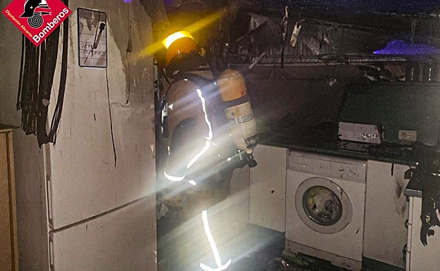 Un instante tomado durante las labores de extinción del fuego 