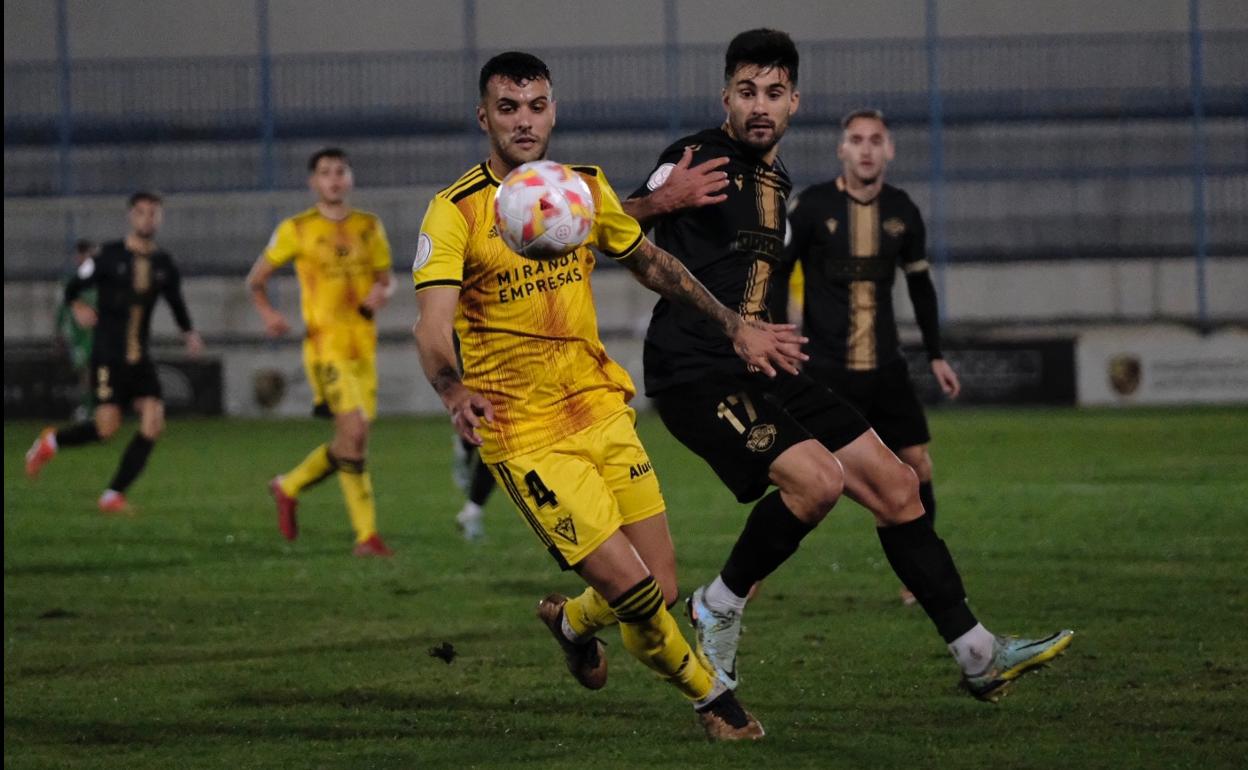 Xemi presiona a un jugador del Mirandés 