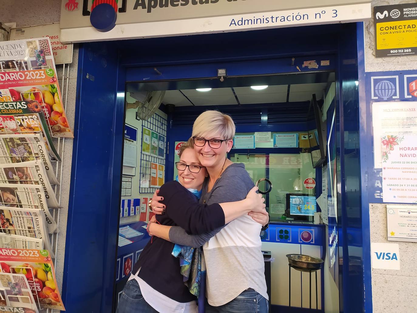 Alegría de la responsable de la administración de lotería número 3 de de Benidorm, Pilar Ferrer, con una compañera.