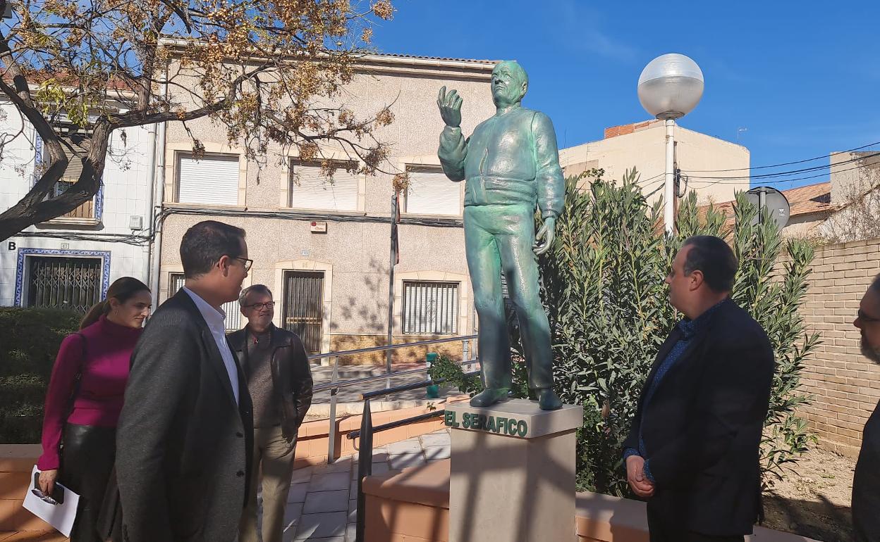 El alcalde, Rubén Alfaro, en la inauguración de la plaza de la Prosperidad y de la escultura a El Serafico.