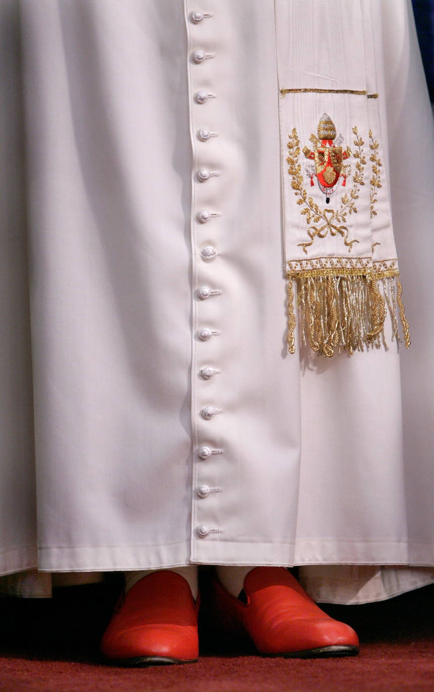 Los zapatos rojos del Papa durante una visita a la Sinagoga de Park East, en Nueva York.