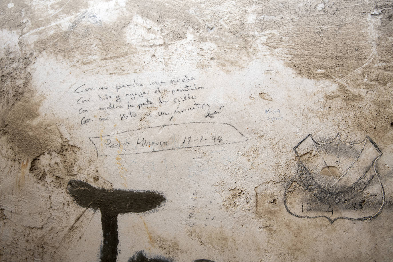 En las escaleras de subida hay gran cantidad de pintadas algunas casi centenarias