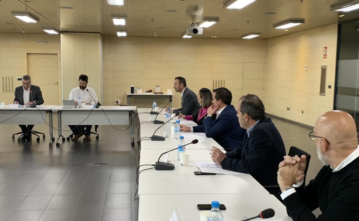 El conseller Rafa Climent y el alcalde de Elche, Carlos González, durante la reunión. 