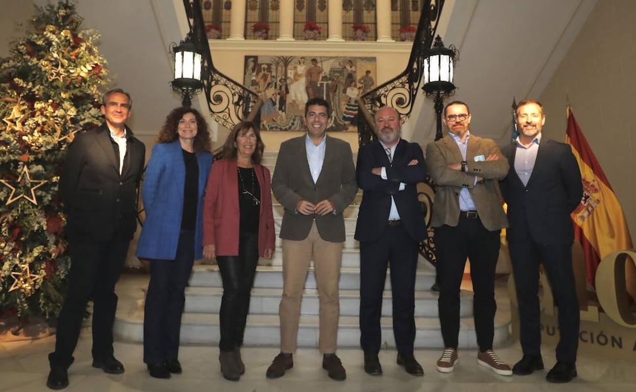 El presidente de la Diputación, Carlos Mazón, con la nueva junta directiva de Apha.